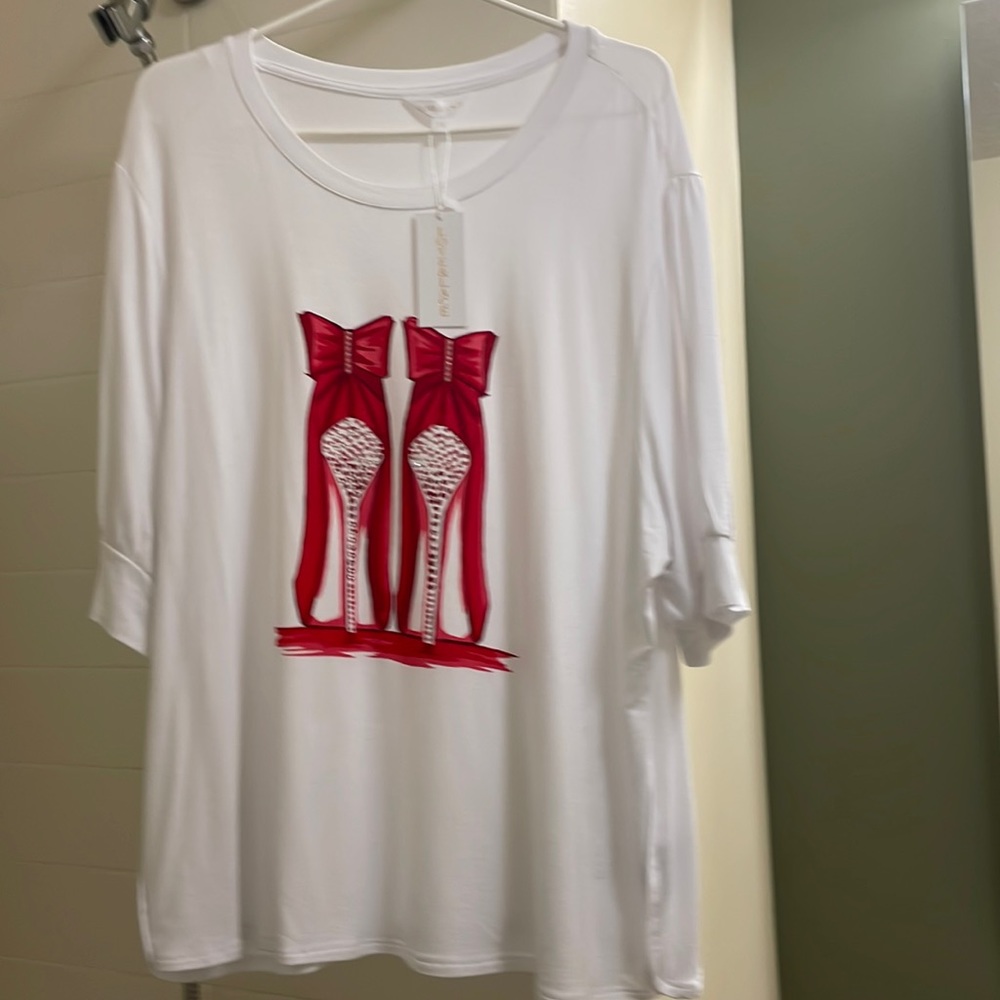 3X Love&Lace white summer top with gorgeous picture of red pumps